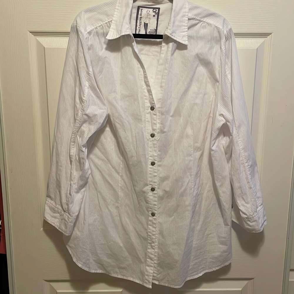 Avenue size 22/24. White legging shirt. Fair condition.